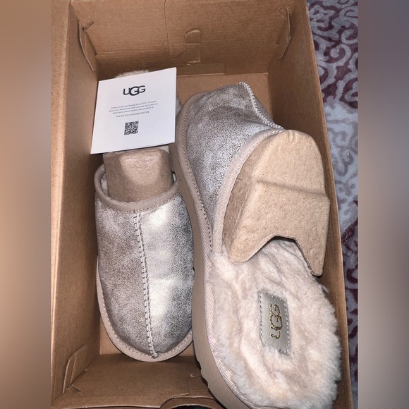 Ugg metallic slippers size 5 girl but 7 women’s - Picture 2 of 4